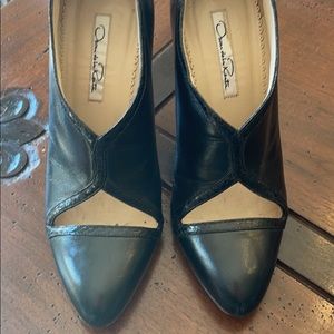 Black Leather “Oscar de la Renta” Pumps.